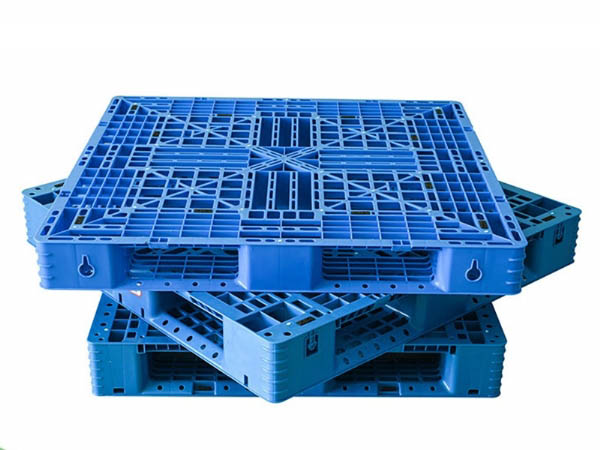 用叉車搬運(yùn)塑料托盤需要注意什么？
